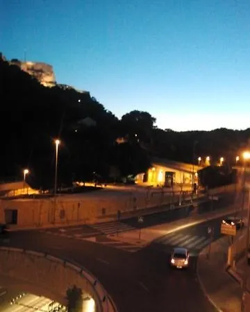 Con Encanto Junto Al Postiguet Y Castillo